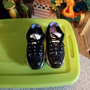 Woman's Skechers D'lites black with purple  6.5